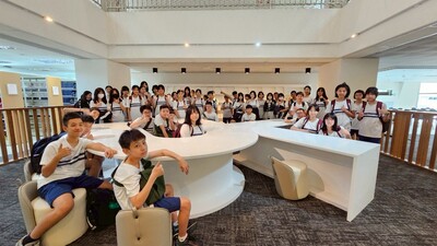 圖為參訪天母校區圖書館，親身感受大學學習環境及設施資源。圖片