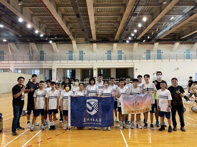 圖為「羽球單打基本技術」課程，體驗羽球單打基本步法與擊球技巧。圖片
