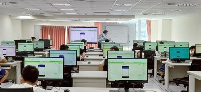 圖為「基礎手機程式設計」課程，體驗從設計到產出APP的完整過程。圖片