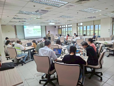 【產官學攜手跨越數位落差 臺北市立大學結盟全國中小企業總會 深入城鄉辦理AI課程】圖片