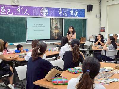 蕭珺予諮商心理師帶領學員透過桌遊了解情緒的影響力圖片