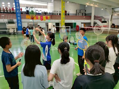 北市大師資生呂思穎老師耐心指導學員如何正確使用球拍並了解正確發力部位圖片