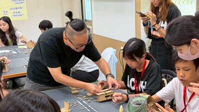 北安國中簡國真老師擔任業師指導學員了解動力機械原理運作用圖片