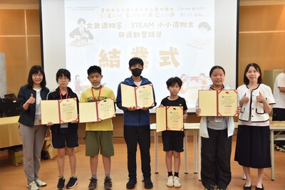 蘭州國中黃偉鵑校長(左一)及北市大丘嘉慧主任(右一)頒發結業證書給學員圖片