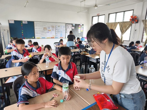 師資生帶領學生以保特瓶與氣球自製空氣砲,透過吹動乒乓球的實驗操作,引導學生認識空氣動力學原理,並於遊戲中體驗科學的趣味性。圖片