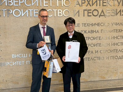 北市大邱英浩校長與UACEG副校長Peter Nikolov教授互贈禮品圖片